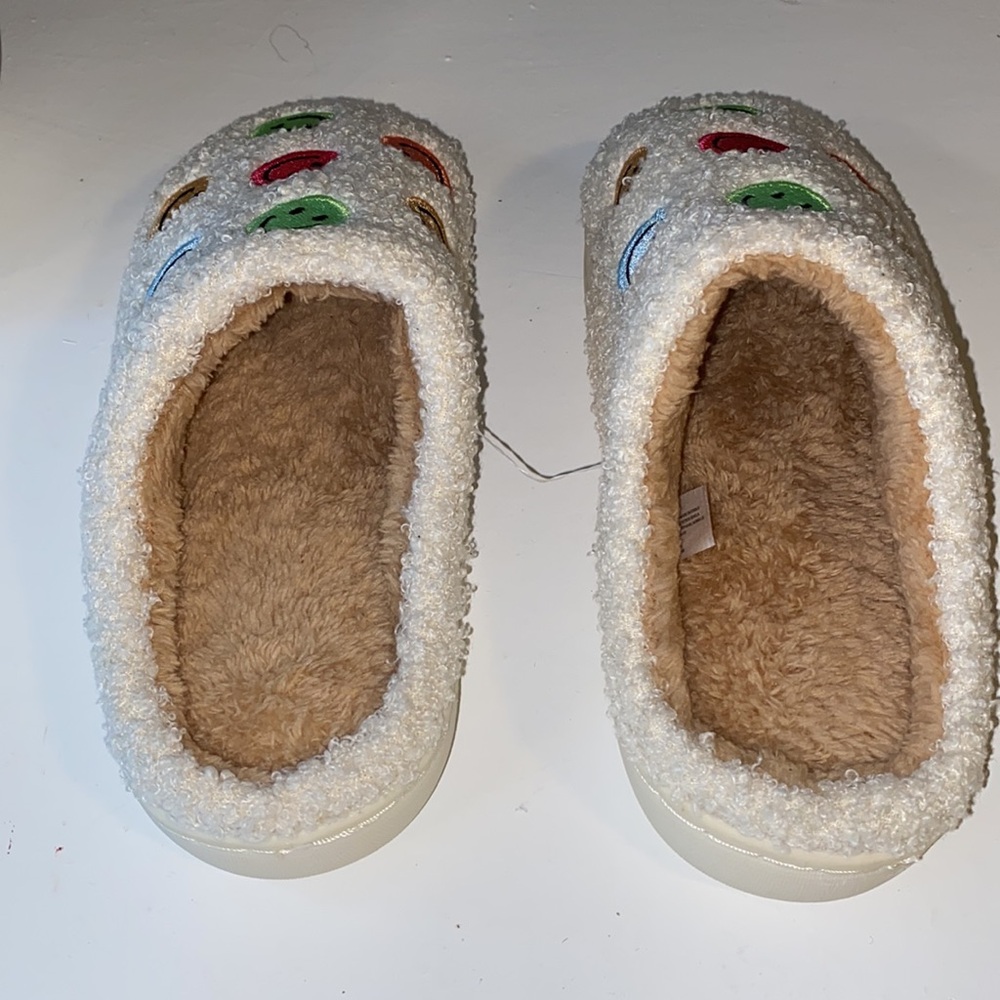 Cozy Smiley Face House Shoes (Size 5-6, Small) - Picture 4 of 4
